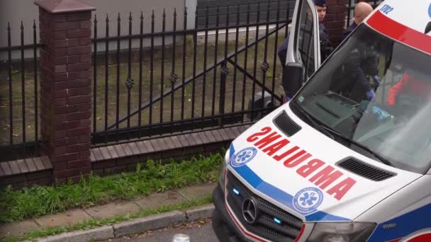 ポーランドのクラクフ 2022年10月2日 救急車の隣の警察車の前で勤務中の欧州警察 犯罪現場と捜査の概念 — ストック動画