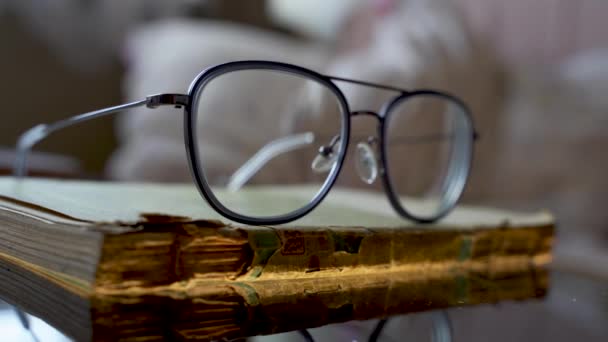 Conceito Tempo Conhecimento Óculos Olho Óculos Mantidos Cima Livro Escrituras — Vídeo de Stock