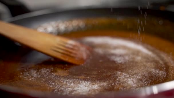 Zpomalený Záběr Vanilkového Cukrového Sypu Karamelový Cukrový Sirup Proces Přípravy — Stock video