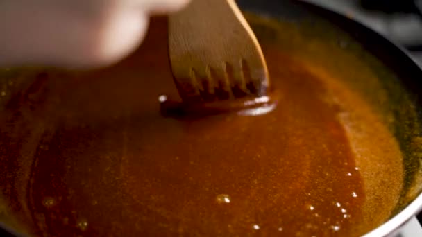 Slow Motion 120 Fps Wooden Stick Mixing Caramel Sirup — Stock video