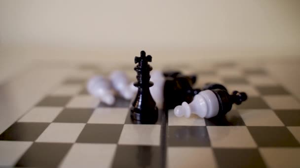 Рука Побеждающая Черную Шахматную Фигуру Белым Окружении Павших Побежденных Солдат — стоковое видео