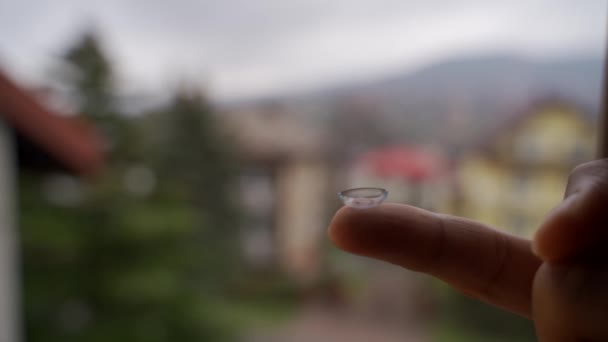 콘택트렌즈를 흐릿하게 변하는 장면을 사람의 손가락 — 비디오