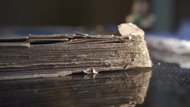 Человеческая Рука Открывает Старую Порванную Книгу Пылью Выходящей Наружу — стоковое видео