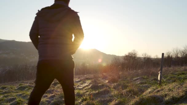 Вид Сзади Человека Идущего Восходу Солнца Фоне Гор Концепция Утренней — стоковое видео