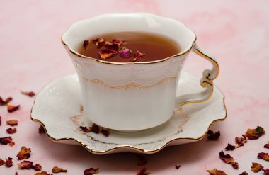 Porselen bir fıçıda gül çayı