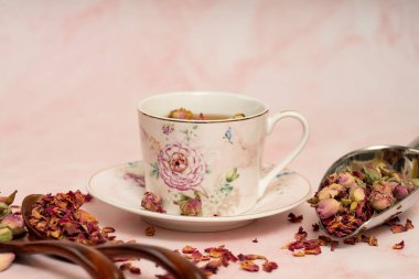 Porselen bir fıçıda gül çayı