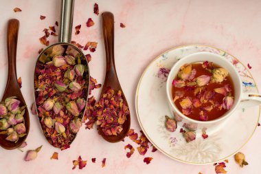 Porselen bir fıçıda gül çayı