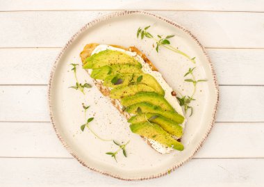 Ev yapımı taze avokado tostu.