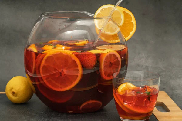 Taze yaz meyveli ev yapımı sangria.