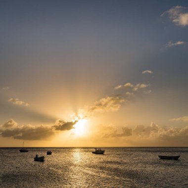 Denizin üzerinde güzel bir gün batımı