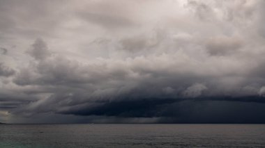 Denizin üzerinde fırtına bulutları
