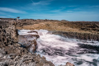 Sahilde yürüyen bir adam var..
