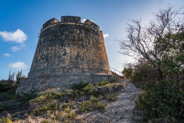 Antik kalenin şehrinde eski taş kule