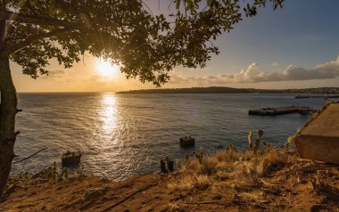 Denizin üzerinde güzel bir gün batımı
