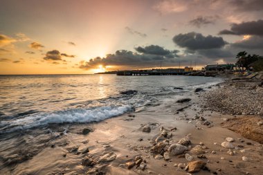 Denizin üzerinde güzel bir gün batımı