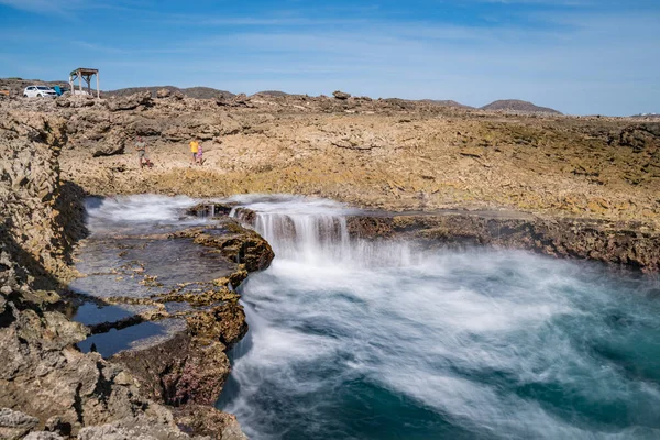Dağlardaki nehrin güzel manzarası