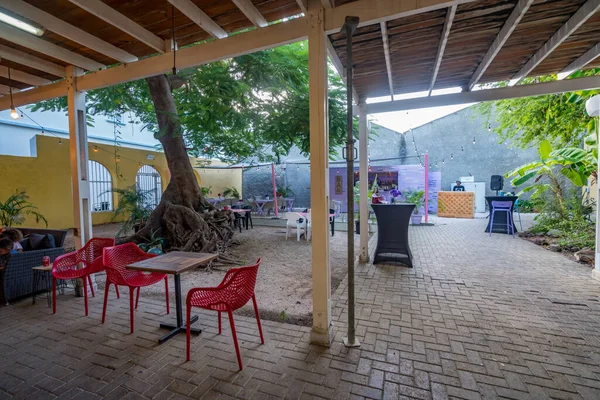 Karayip adasında küçük bir açık hava restoranı.