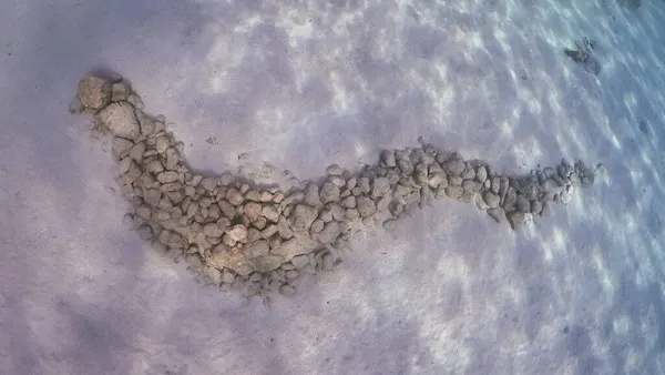 Underwater Shot Wave Shape Made Pebbles Sea — Stockfoto