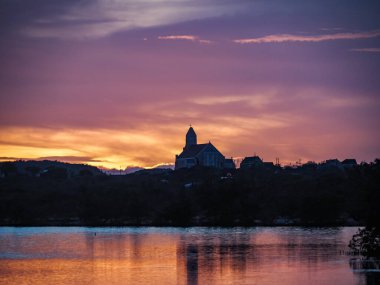 Akşamları nehrin üzerinde gün batımı