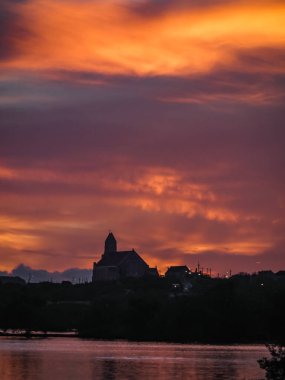 Akşamları nehrin üzerinde gün batımı