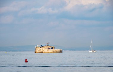 Denizde küçük bir gemi.