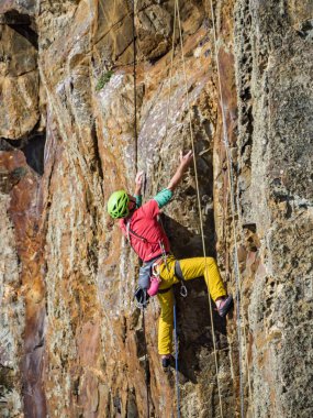 Tırmanışçıların dikey dağdaki manzaralı görüntüleri