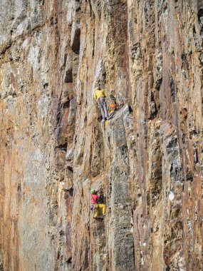 Tırmanışçıların dikey dağdaki manzaralı görüntüleri