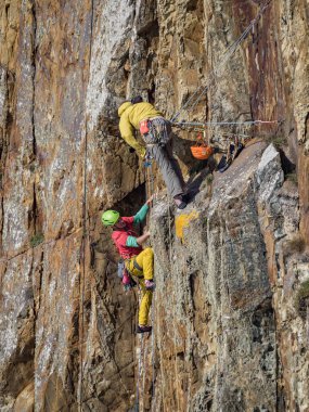 Tırmanışçıların dikey dağdaki manzaralı görüntüleri