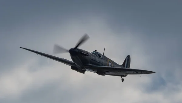 Zbliżenie Ujęcia Samolotu Bojowego Lecącego Błękitnym Niebie — Zdjęcie stockowe