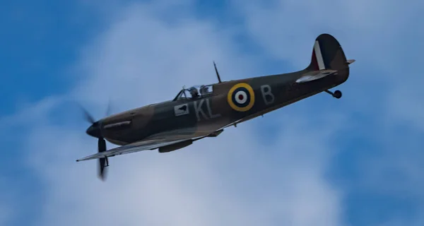 Zbliżenie Ujęcia Samolotu Bojowego Lecącego Błękitnym Niebie — Zdjęcie stockowe