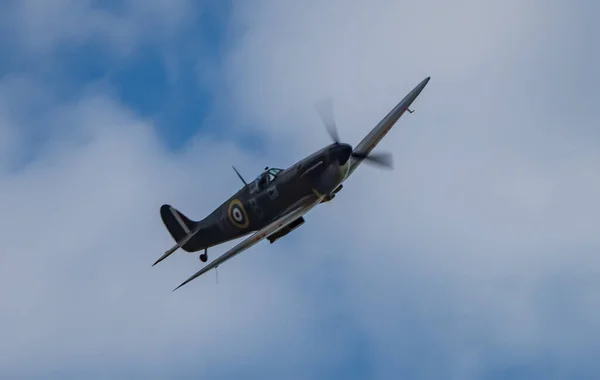 Närbild Skott Strid Flygplan Flyger Blå Himmel — Stockfoto