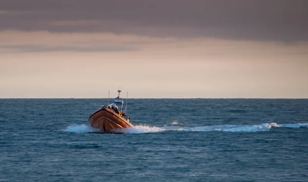 Сценарный Снимок Спасательной Команды Моторной Лодке Океане — стоковое фото