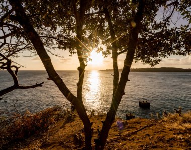 Arka plan için gün batımında güzel deniz manzarası.