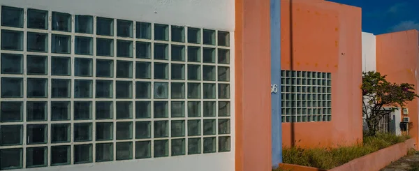 Muur Van Het Gebouw Met Kleine Vierkante Ramen — Stockfoto