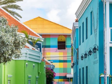 Amsterdam 'da renkli evler.