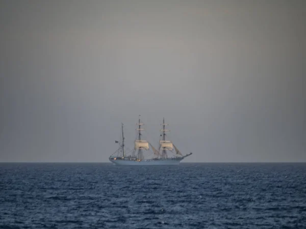 Большой Корабль Плывет Морю — стоковое фото