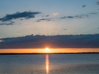 Güzel gün batımının deniz üzerindeki manzarası.