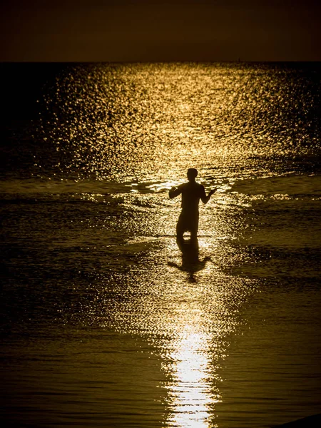 Silueta Unui Bărbat Plajă — Fotografie, imagine de stoc