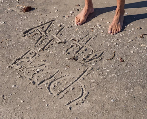 Uomo Cammina Sulla Spiaggia — Foto Stock