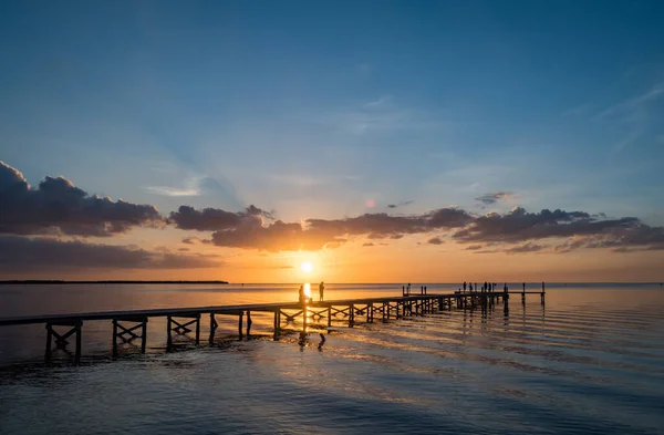 Personas Muelle Madera Durante Hermosa Puesta Del Sol Sobre Mar — Foto de Stock