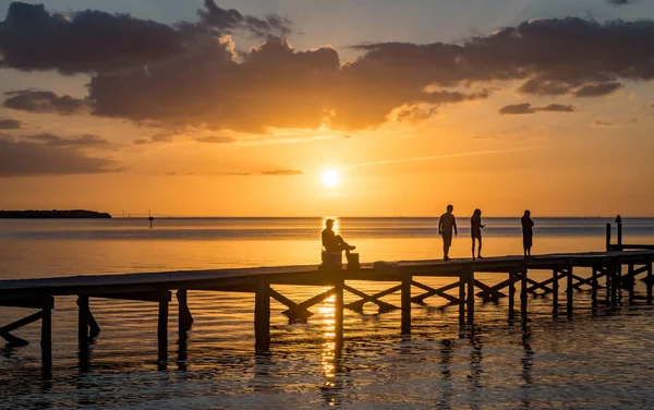 Personas Muelle Madera Durante Hermosa Puesta Del Sol Sobre Mar — Foto de Stock