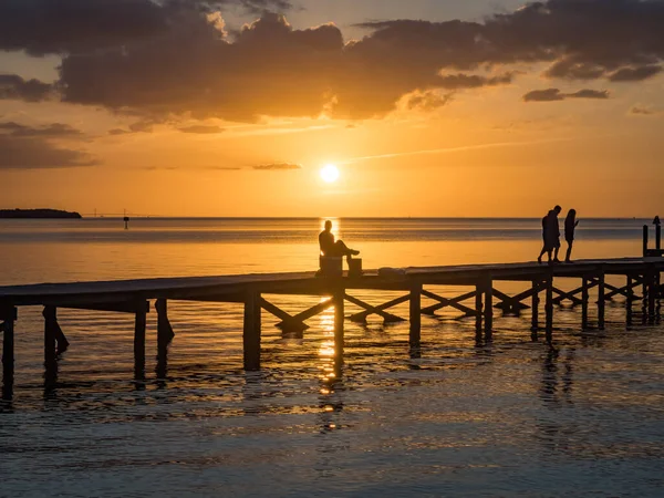 People Wooden Pier Beautiful Sunset Sea — Fotografia de Stock