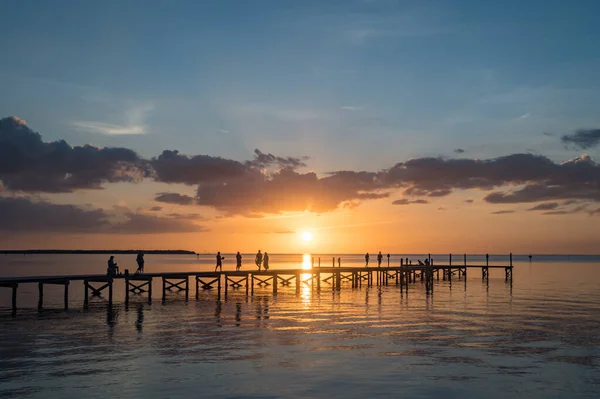 Personas Muelle Madera Durante Hermosa Puesta Del Sol Sobre Mar — Foto de Stock