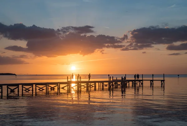 Personas Muelle Madera Durante Hermosa Puesta Del Sol Sobre Mar — Foto de Stock