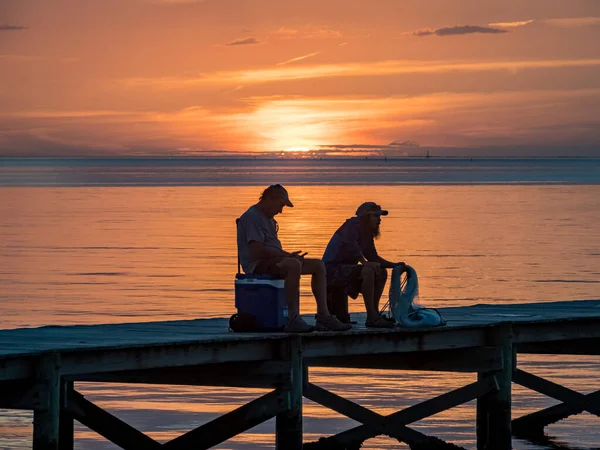 Ludzie Drewnianym Molo Podczas Pięknego Zachodu Słońca Nad Morzem — Zdjęcie stockowe