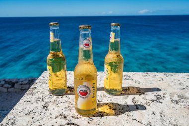 Günbatımı, Karayip adası Curacao 'da manzaralı içki içer.