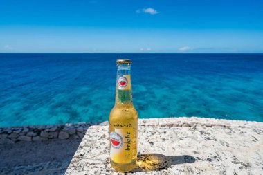 Günbatımı, Karayip adası Curacao 'da manzaralı içki içer.