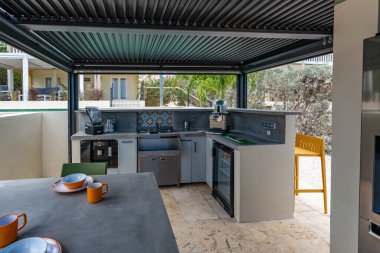 Otel tatil köyündeki modern yemek salonu. 
