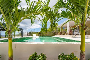 Palmiye ağaçları ve mavi gökyüzü olan güzel tropikal plaj