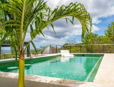 Palmiye ağaçları ve mavi gökyüzü olan güzel tropikal plaj